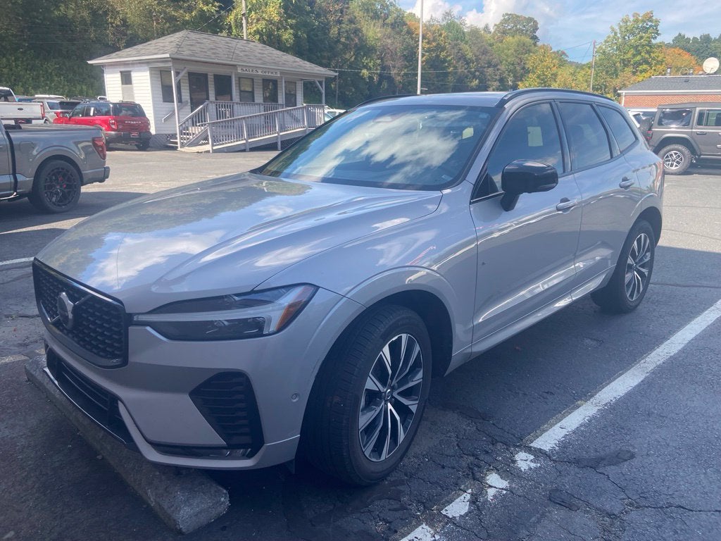 2023 Volvo XC60 B5 Plus Dark Theme