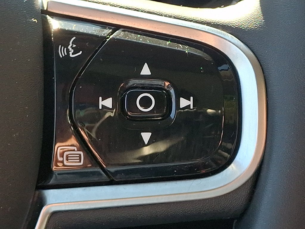 2023 Volvo XC60 B5 Plus Dark Theme