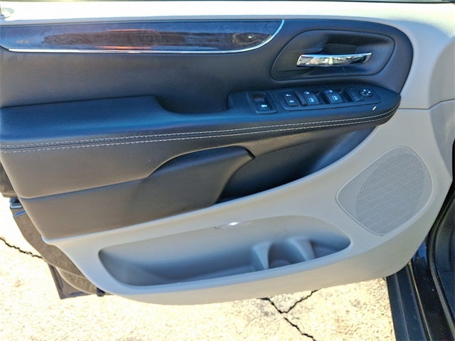 2016 Chrysler Town & Country Touring